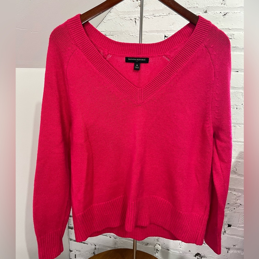 Banana Republic Women's Fuschia Pink V-Neck Sweater Size Medium